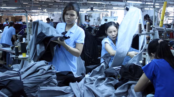 Nhiều doanh nghiệp dệt may hiện đang tồn kho khá lớn do khó khăn về đầu ra. Ảnh: Đình Dân