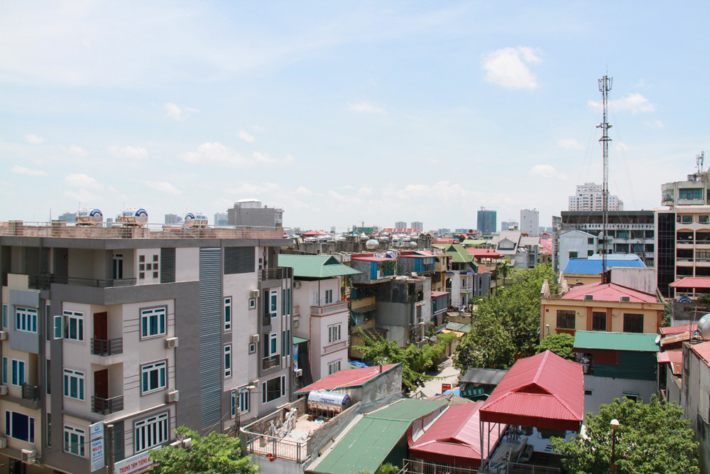 Hai ngày nay, nắng nóng bao trùm thủ đô Hà Nội. Nhiệt độ cao nhất luôn ở mức 37 - 38 độ. Ảnh: Trường Phong. 