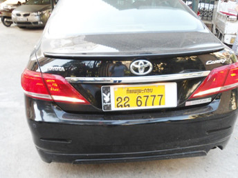 Chiếc xe mang biển số Lào