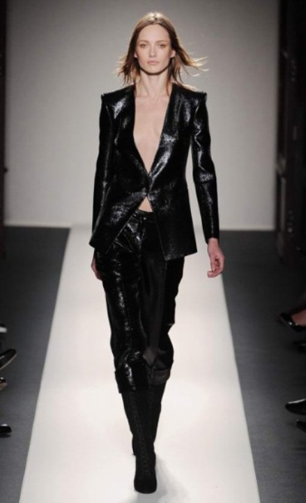 Nhà mốt của Pháp - Balmain mang đến người hâm mộ áo vest da gợi cảm.