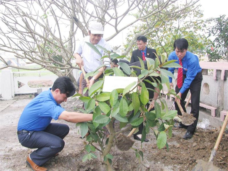 Tuổi trẻ Thanh Hóa và các đại biểu trồng cây xanh tại nghĩa trang liệt sĩ xã Đông Tân, huyện Đông Sơn trong lễ ra quân Tháng Thanh niên 2010, sáng 28-2 - Ảnh: Hoàng Lam