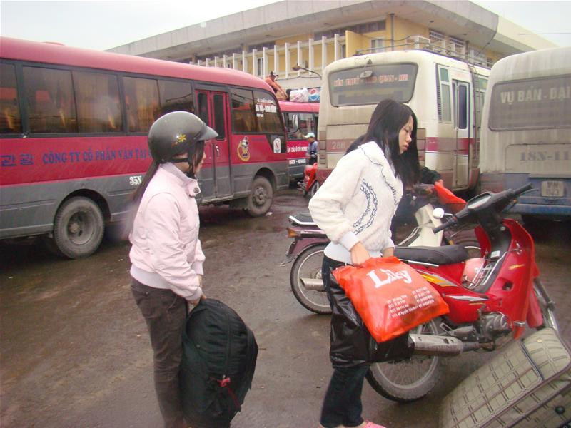 Khó nhọc với những túi đồ quá nặng