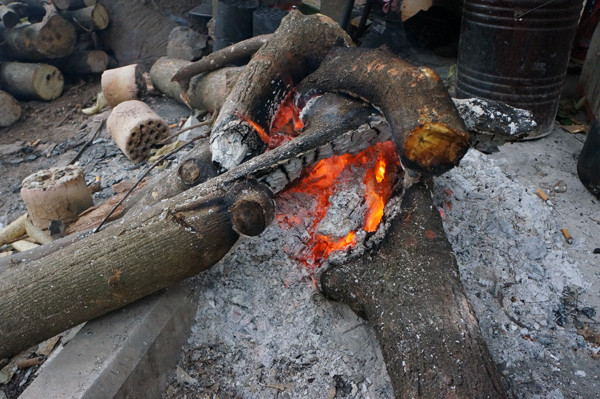 Người dân đốt lửa trên nhiều tuyến phố của Hà Nội để chống rét