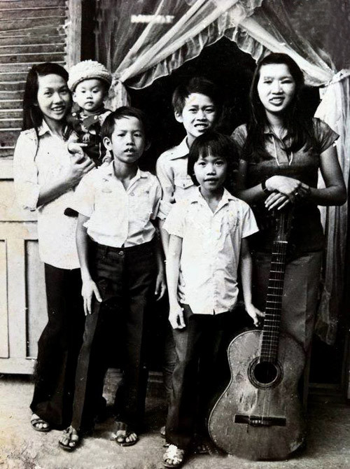 Chụp cùng gia đình thưở mới vào đời.