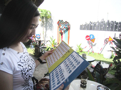 “Thực đơn Menu biển báo” khiến các bạn trẻ thích thú. “Thực đơn Menu biển báo” khiến các bạn trẻ thích thú