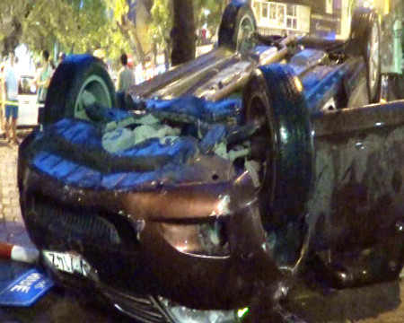 Chiếc ô tô lật chổng vó sau khi gây tai nạn