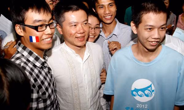 Các bạn trẻ vây quanh GS. Châu