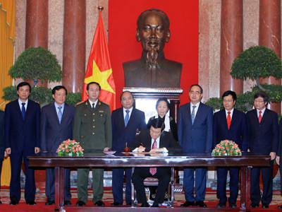 Chủ tịch nước Trương Tấn Sang ký lệnh công bố Hiến pháp nước CHXHCN Việt Nam. Ảnh: TTXVN