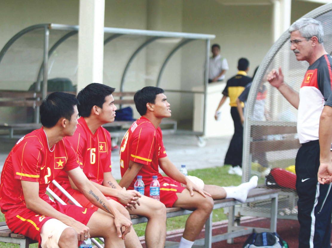 HLV và học trò tại buổi tập ở Malaysia. Ảnh: Khôi Ngô