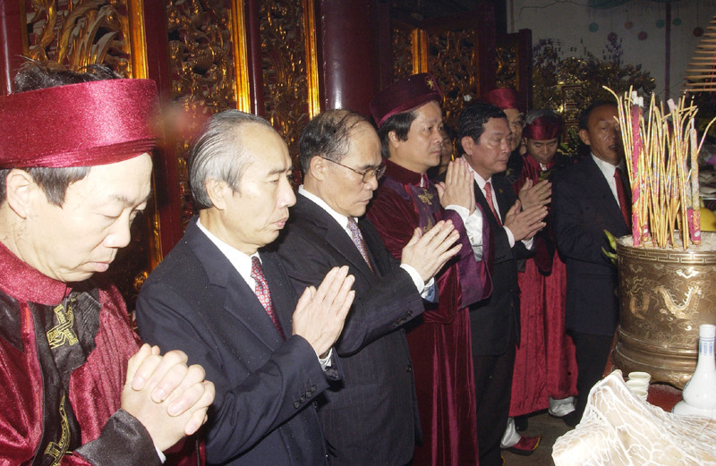 Chủ tịch Quốc hội Nguyễn Sinh Hùng và đoàn đại biểu thắp hương tưởng niệm các Vua Hùng