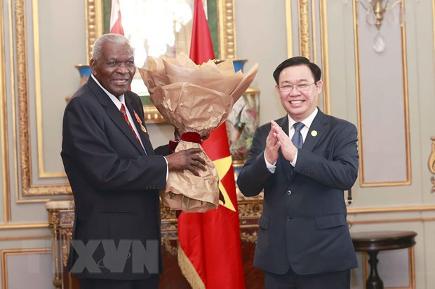 Chủ tịch Quốc hội Vương Đình Huệ tặng hoa chúc mừng Chủ tịch Quốc hội Chính quyền Nhân dân nước Cộng hòa Cuba Esteban Lazo Hernandez. (Ảnh: Doãn Tấn/TTXVN) Chủ tịch Quốc hội Vương Đình Huệ tặng hoa chúc mừng Chủ tịch Quốc hội Chính quyền Nhân dân nước Cộng hòa Cuba Esteban Lazo Hernandez. (Ảnh: Doãn Tấn/TTXVN)