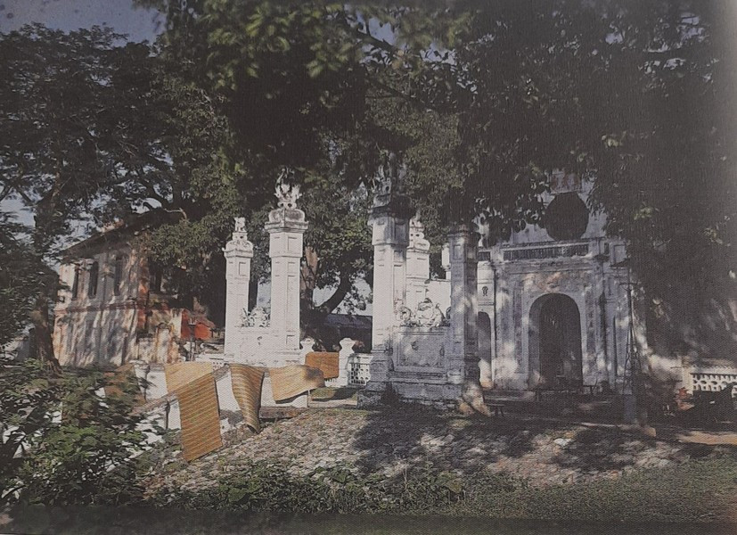 Trước cổng đền Quán Thánh.