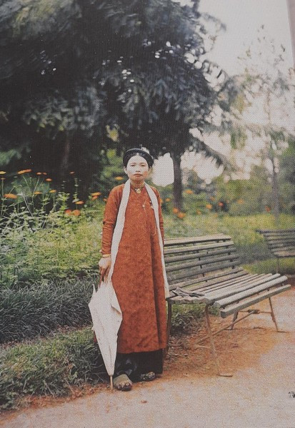 Trưng bày do UBND quận Hoàn Kiếm và cơ quan Hỗ trợ hợp tác quốc tế vùng Paris tại Việt Nam (PRX-Vietnam) phối hợp tổ chức đang diễn ra tại 49 Trần Hưng Đạo, Hà Nội. Ảnh: Một phụ nữ trẻ thuộc tầng lớp khá giả, cầm ô trắng trong công viên.