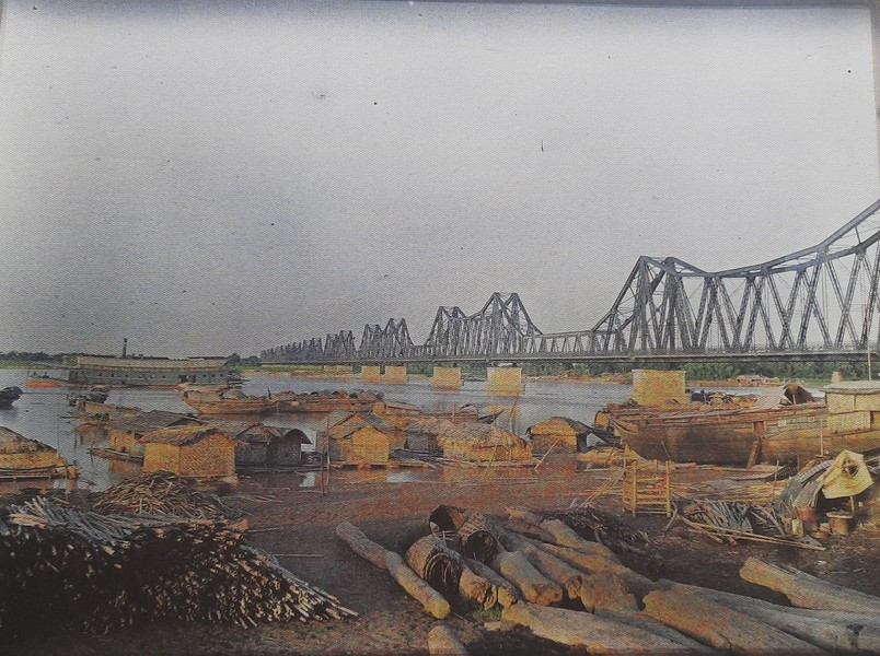 Thuyền bè bên bờ sông Hồng gần cầu Doumer (cầu Long Biên) lúc hoàng hôn.