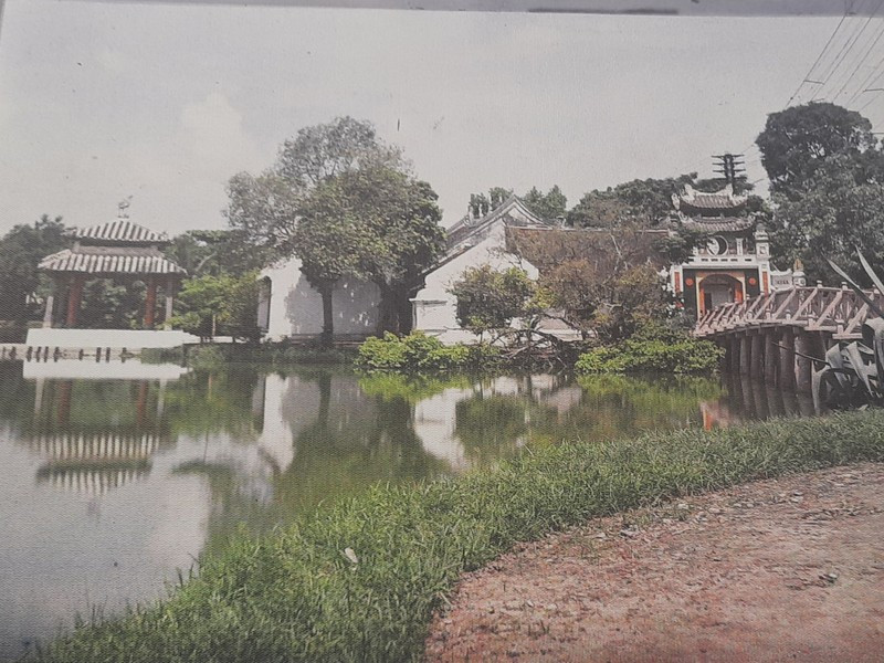 Quang cảnh Hồ Gươm và đền Ngọc Sơn.