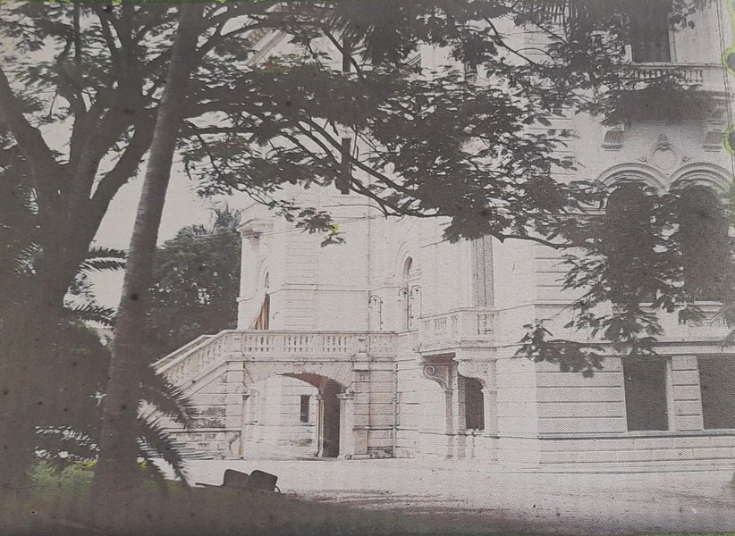 Bên hông Nhà hát Lớn Hà Nội với một chiếc xe kéo tay.