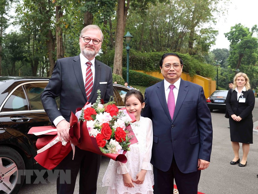 Thiếu nhi thủ đô tặng hoa chào mừng Thủ tướng nước Cộng hòa Séc Petr Fiala. (Ảnh: Dương Giang/TTXVN) Thiếu nhi thủ đô tặng hoa chào mừng Thủ tướng nước Cộng hòa Séc Petr Fiala. (Ảnh: Dương Giang/TTXVN)