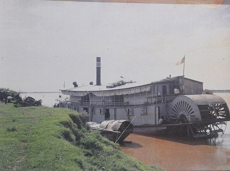 Chiếc tàu hiện đại trên sông Hồng.