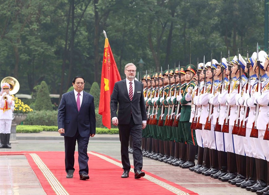 Thủ tướng Phạm Minh Chính và Thủ tướng nước Cộng hòa Séc Petr Fiala duyệt Đội danh dự Quân đội Nhân dân Việt Nam. (Ảnh: Dương Giang/TTXVN) Thủ tướng Phạm Minh Chính và Thủ tướng nước Cộng hòa Séc Petr Fiala duyệt Đội danh dự Quân đội Nhân dân Việt Nam. (Ảnh: Dương Giang/TTXVN)