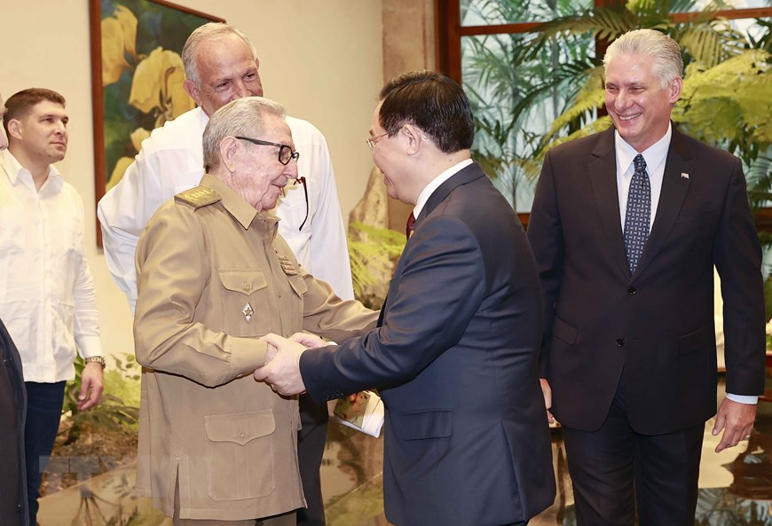 Chủ tịch Quốc hội Vương Đình Huệ với Đại tướng Raul Castro tại buổi hội kiến. (Ảnh: Doãn Tấn/TTXVN)