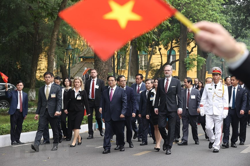 Thủ tướng Phạm Minh Chính và Thủ tướng nước Cộng hòa Séc Petr Fiala tại lễ đón. (Ảnh: Dương Giang/TTXVN) Thủ tướng Phạm Minh Chính và Thủ tướng nước Cộng hòa Séc Petr Fiala tại lễ đón. (Ảnh: Dương Giang/TTXVN)