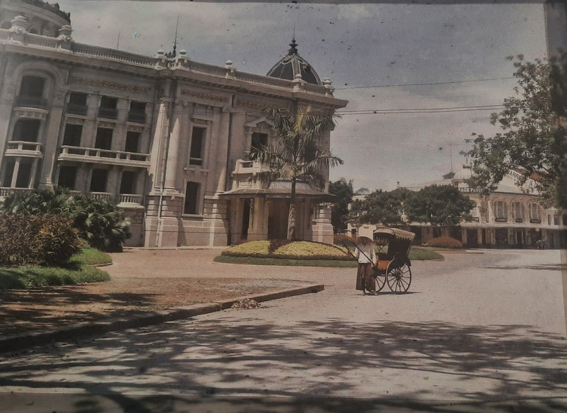 Nhà hát Lớn Hà Nội và xe kéo tay.