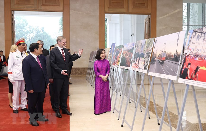 Phó Tổng Giám đốc Thông tấn xã Việt Nam Đoàn Thị Tuyết Nhung giới thiệu trưng bày ảnh với hai Thủ tướng. (Ảnh: Dương Giang/TTXVN) Phó Tổng Giám đốc Thông tấn xã Việt Nam Đoàn Thị Tuyết Nhung giới thiệu trưng bày ảnh với hai Thủ tướng. (Ảnh: Dương Giang/TTXVN)