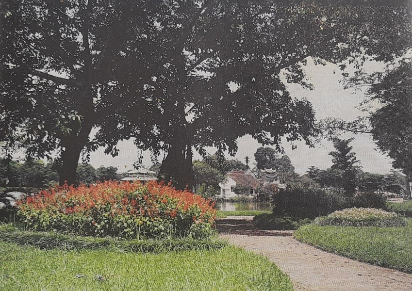 Đền Ngọc Sơn, người châu Âu gọi là chùa Bút nằm trên đảo Ngọc của Hồ Hoàn Kiếm.