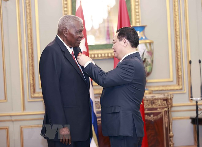 Chủ tịch Quốc hội Vương Đình Huệ trao Huân chương Hồ Chí Minh tặng Chủ tịch Quốc hội Chính quyền Nhân dân nước Cộng hòa Cuba Esteban Lazo Hernandez. (Ảnh: Doãn Tấn/TTXVN) Chủ tịch Quốc hội Vương Đình Huệ trao Huân chương Hồ Chí Minh tặng Chủ tịch Quốc hội Chính quyền Nhân dân nước Cộng hòa Cuba Esteban Lazo Hernandez. (Ảnh: Doãn Tấn/TTXVN)