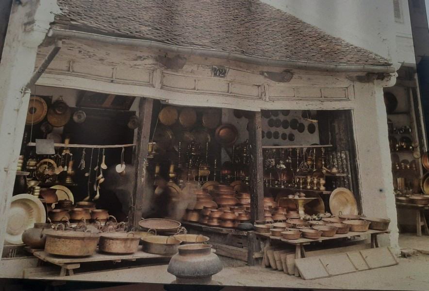 Một hiệu bán đồ đồng (kiềng, lọ hoa) trên phố Hàng Mã.