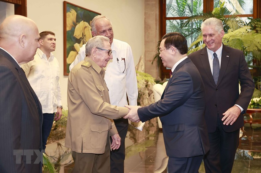 Chủ tịch Quốc hội Vương Đình Huệ với Đại tướng Raul Castro tại buổi hội kiến. (Ảnh: Doãn Tấn/TTXVN)