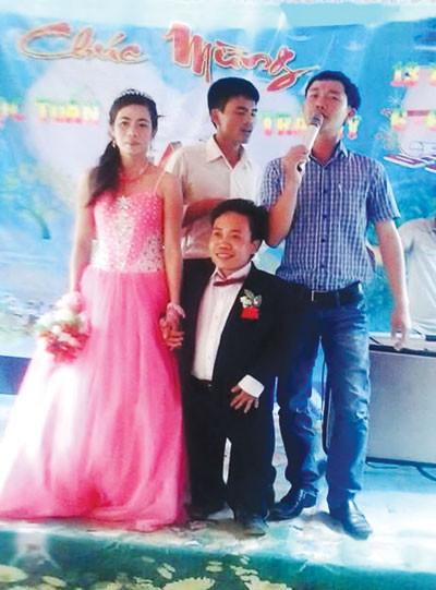 Vợ chồng Tuấn hạnh phúc cùng bạn bè trong ngày cưới - Ảnh: Tuấn cung cấp