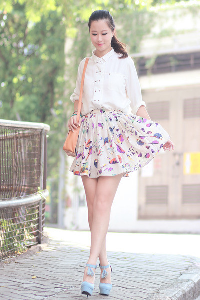 Mix váy ngắn cùng với tất cao quá đầu gối sẽ đem lại cho bạn vẻ dễ thương mà vẫn rất cá tính. Vẻ đẹp dịu dàng và dễ thương của chân váy xòe kết hợp với vẻ đẹp thanh lịch của áo sơ mi tạo nên một phong cách cực hoàn hảo. Váy ngắn + áo pull = một phong cách đậm chất teen Thêm áo khoác nhẹ nhàng cho ngày trở gió Áo sơ mi diện trong áo len hoặc áo pull mix cùng chân váy sẽ đem lại cho bạn vẻ trẻ trung thanh lịch.