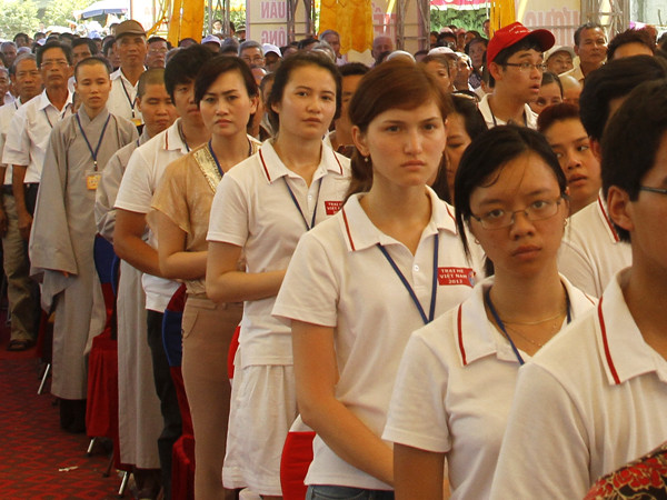 các bạn trẻ tham dự đại lễ cầu siêu 