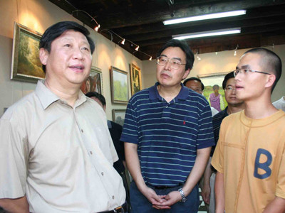 Ông Tập Cận Bình (bìa trái) trong một lần đi thực tế