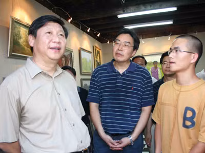 Ông Tập Cận Bình (bìa trái) trong một lần đi thực tế. Ông Tập Cận Bình (bìa trái) trong một lần đi thực tế