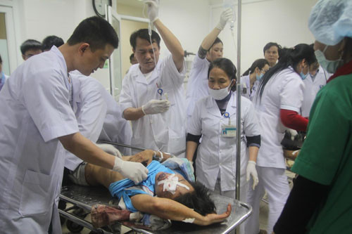 Gần 500 y, bác sĩ trắng đêm cứu nạn nhân vụ sập giàn giáo ảnh 1