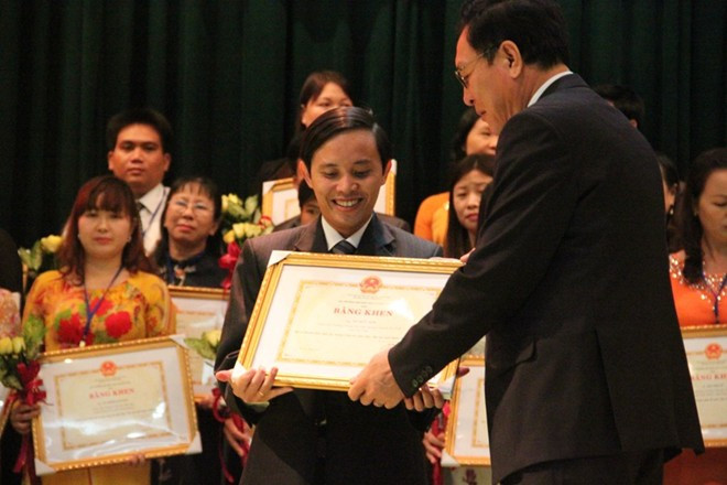 Thầy Từ Hữu Sơn trong lễ vinh danh