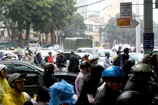 Một số ngả đường đổ về cây xăng bị ách tắc vì người dân mua "chạy giá".