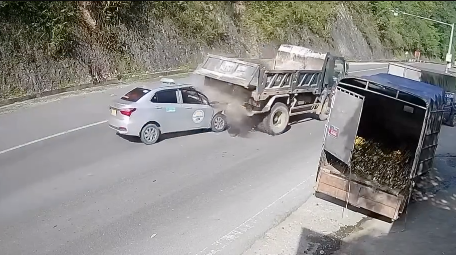 Xe con đâm đuôi xe tải.