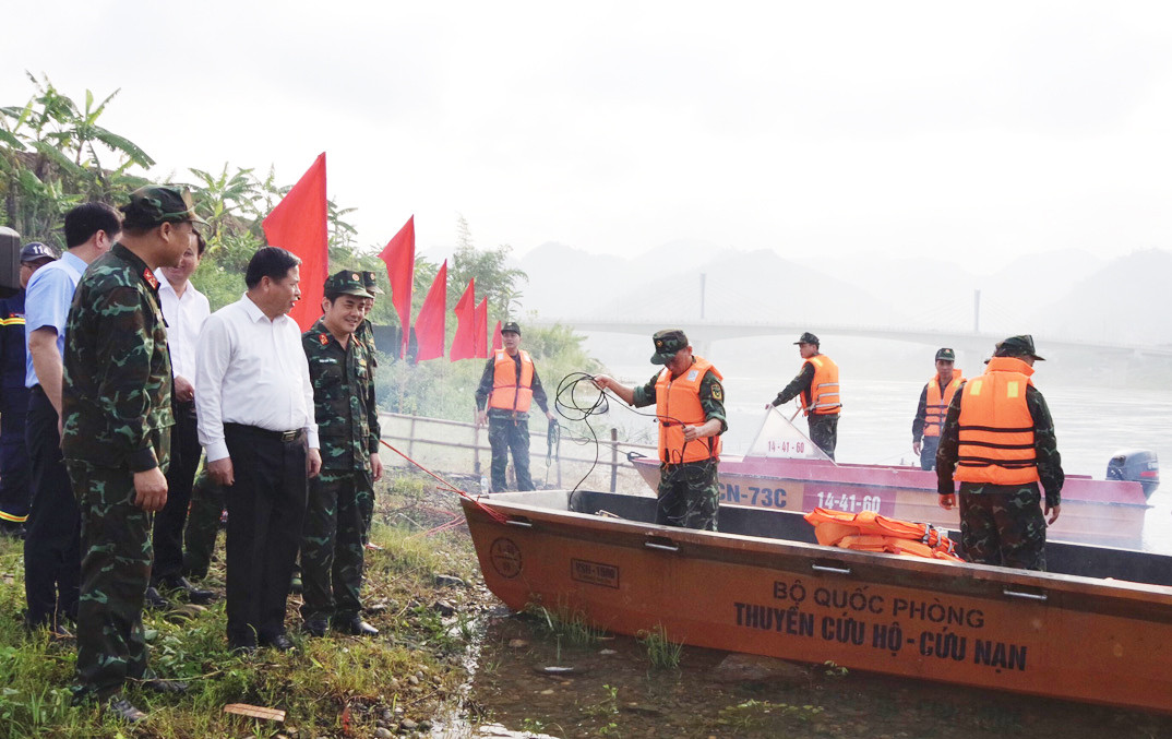 Cán bộ, chiến sĩ Bộ CHQS tỉnh Hòa Bình chuẩn bị công tác rà phá bom mìn, vật liệu nổ khu vực hạ lưu sông Đà. Cán bộ, chiến sĩ Bộ CHQS tỉnh Hòa Bình chuẩn bị công tác rà phá bom mìn, vật liệu nổ khu vực hạ lưu sông Đà.