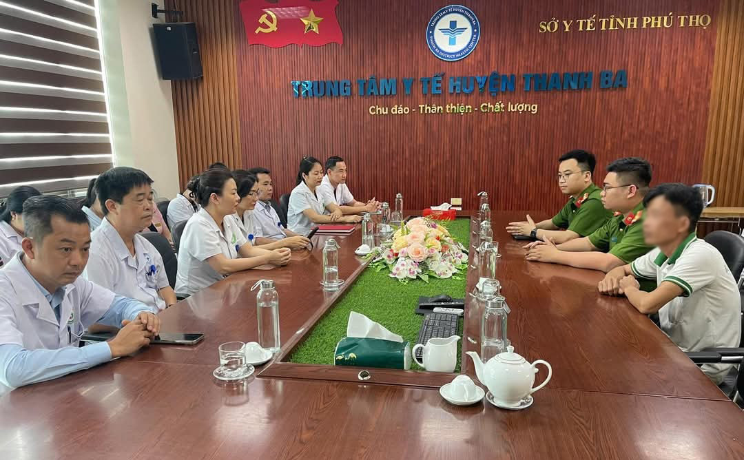 Ông Sinh, ngoài cùng bên phải xin lỗi công khai các y, bác sỹ Trung tâm y tế huyện Thanh Ba. Ông Sinh, ngoài cùng bên phải xin lỗi công khai các y, bác sỹ Trung tâm y tế huyện Thanh Ba.