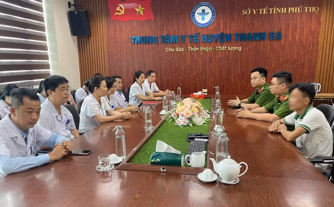 Ông Sinh, ngoài cùng bên phải xin lỗi công khai các y, bác sỹ Trung tâm y tế huyện Thanh Ba.