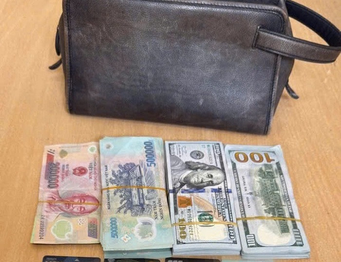 Chiếc ví và số tiền quản lý nhà hàng nhặt được.