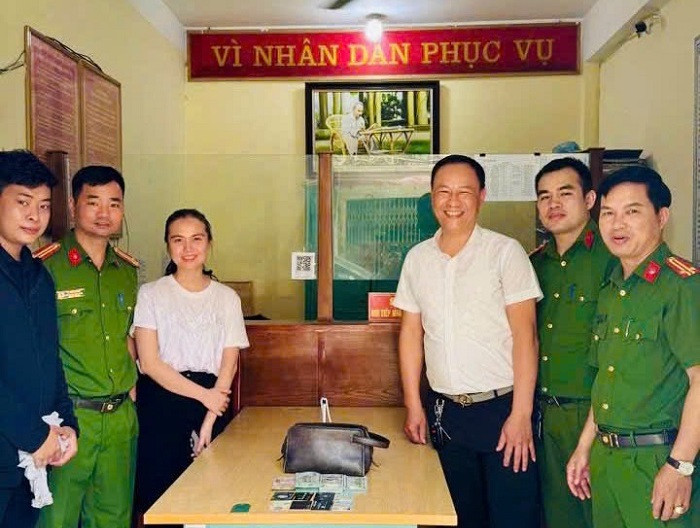 Công an phường Phương Lâm trao trả tài sản cho người dân.