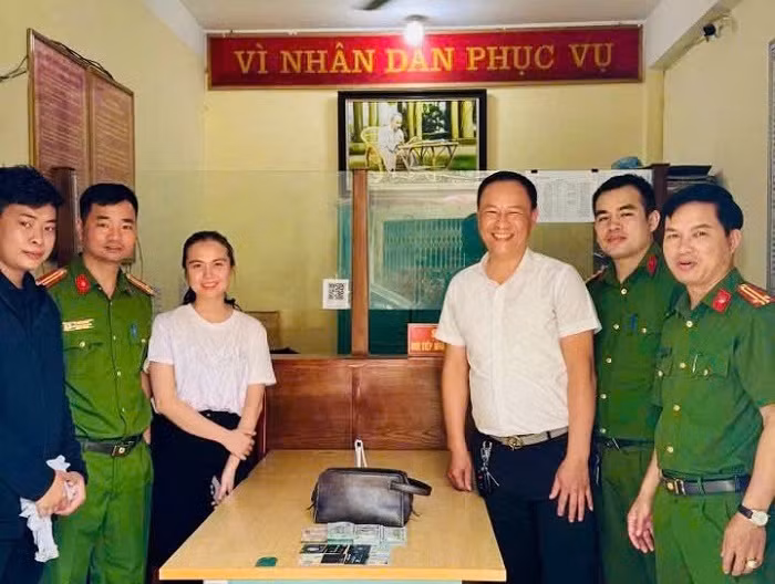 Công an phường Phương Lâm trao trả tài sản cho người dân.