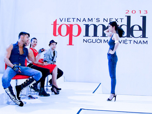 Cô được BGK góp ý về việc để tóc xõa và make-up quá đậm