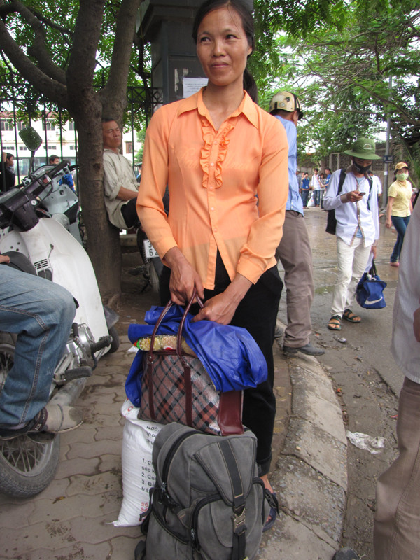 Cô Phú ở Hòa Bình mang hơn hai chục cân gạo vừa làm quà biếu vì cho con ở nhờ nhà người quen. Cô bán gà, bán thóc. Bán 6 tạ thóc được khoảng 4 triệu, mang xuống lo chi phí ăn ở, sinh hoạt cho cháu. Con cô Phú thi Khoa kế toán, trường Đại học Công Nghiệp HN