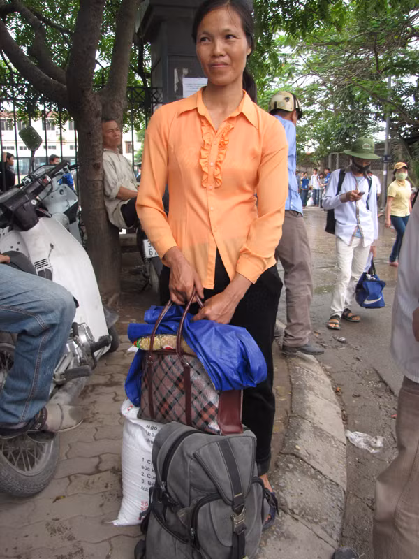 Cô Phú ở Hòa Bình mang hơn hai chục cân gạo vừa làm quà biếu vì cho con ở nhờ nhà người quen. Cô bán gà, bán thóc. Bán 6 tạ thóc được khoảng 4 triệu, mang xuống lo chi phí ăn ở, sinh hoạt cho cháu. Con cô Phú thi Khoa kế toán, trường Đại học Công Nghiệp HN