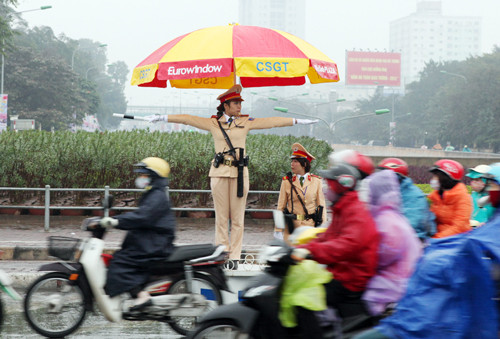 Thiếu uý Nguyễn Thị Đức Yến - Đội CSGT số 4 chốt tại ngã tư Giải Phóng - Đại Cồ Việt. Ảnh: Xuân Phú.